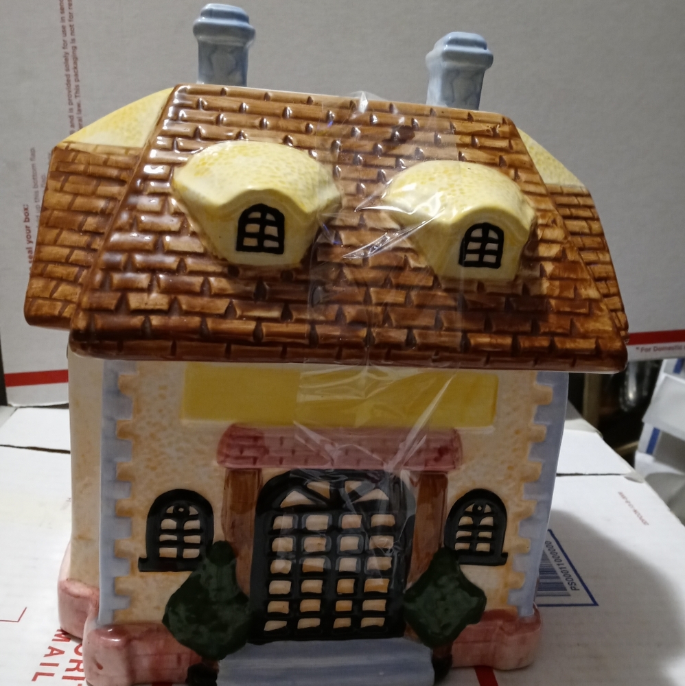 🏩 PIER 1 Vintage Large Cookie House Jar🏫 A FABULOUS GIFT GIVING ITEM.🏤
